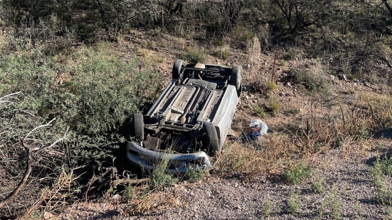 Persecución deja dos autos de migrantes volcados en frontera Arizona-Sonora; hay 13 detenidos
