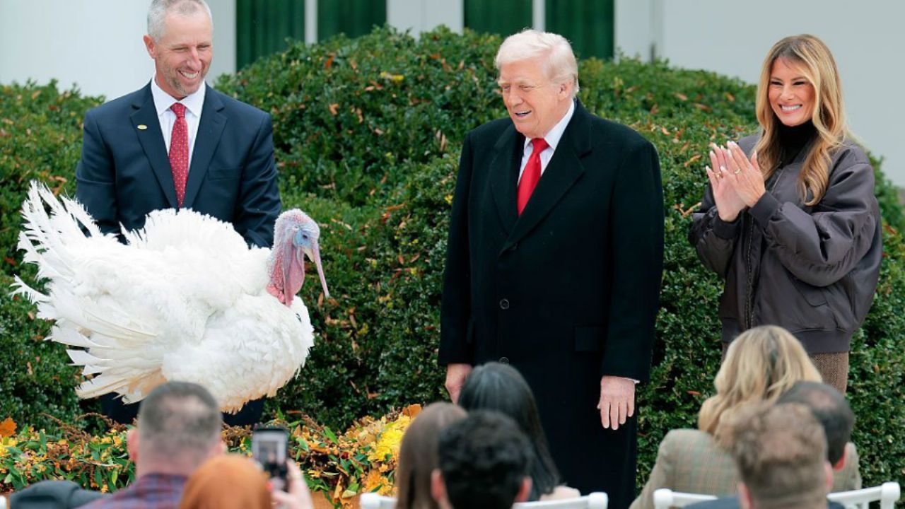 Día de Acción de Gracias: Trump indulta a los pavos Gobble y Waddle e insulta a políticos adversarios