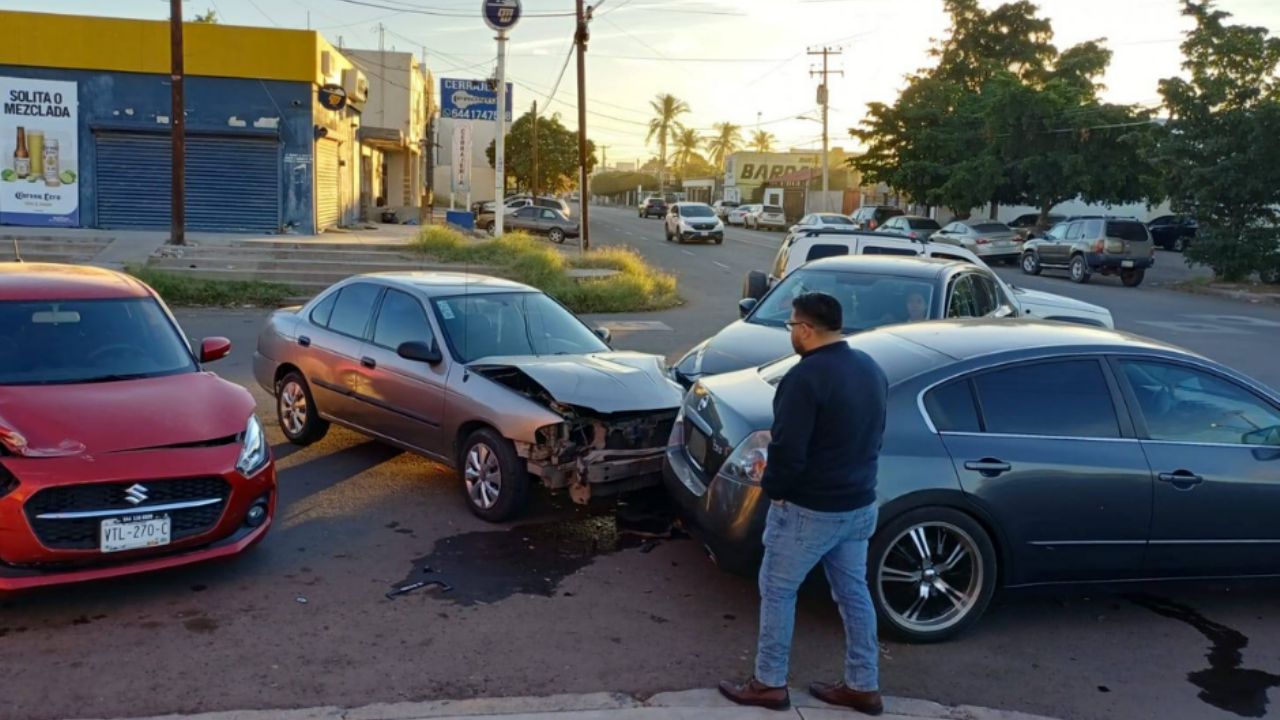 FOTOS: Por no hacer alto, provoca APARATOSO CHOQUE MÚLTIPLE en Ciudad Obregón; participan cuatro vehículos