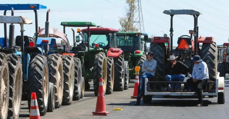 Bloqueos carreteros por agricultores y productores 