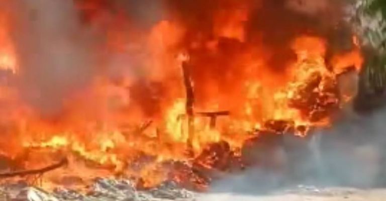 Las llamas consumieron la vivienda en su totalidad.