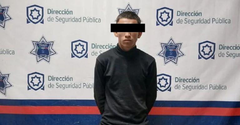 El sujeto fue detenido tras cometer un robo violento en una tienda de autoservicio de Torreón, Coahuila.