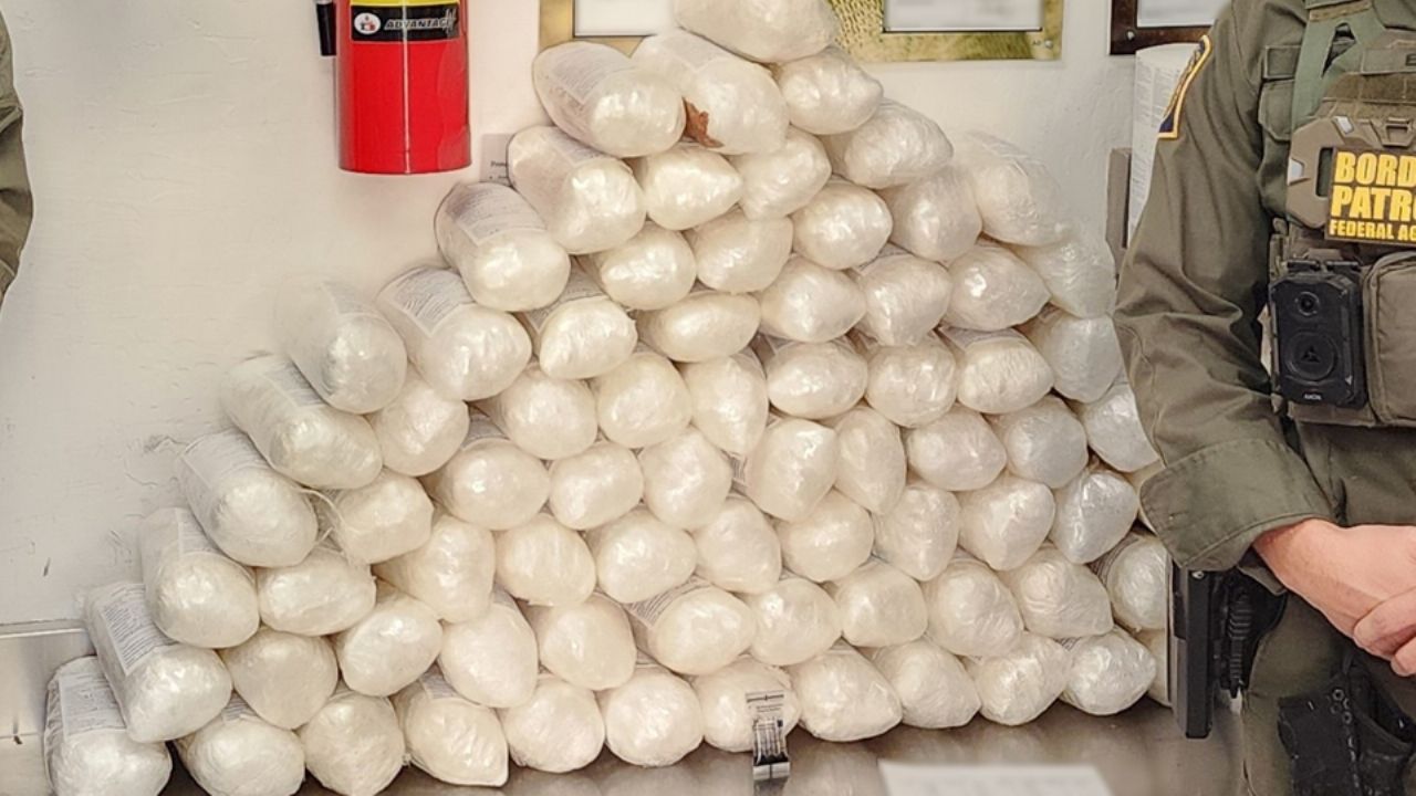 Ocultos entre la maleza: Hallan 75 paquetes de droga junto al muro fronterizo de Nogales