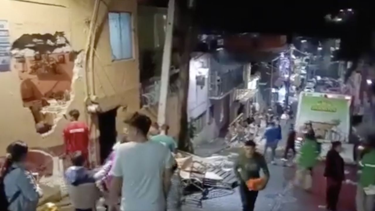 FUERTE VIDEO: Camión en refrescos se impacta contra vivienda en la CDMX; reportan 4 víctimas