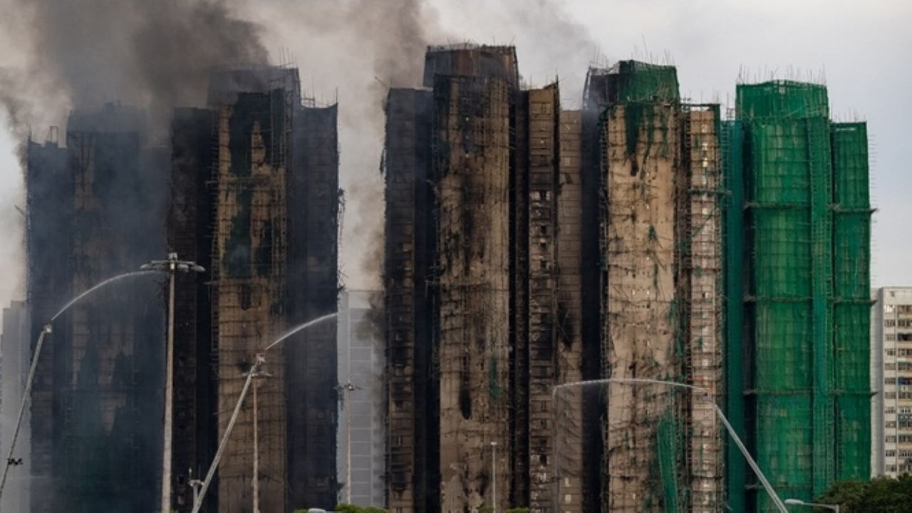 Tragedia en Hong Kong: Suman 65 muertos tras voraz INCENDIO y tres detenidos por NEGLIGENCIA