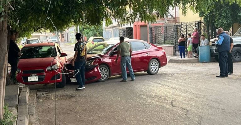 Accidente en la colonia Municipio Libre deja daños materiales en dos automóviles.