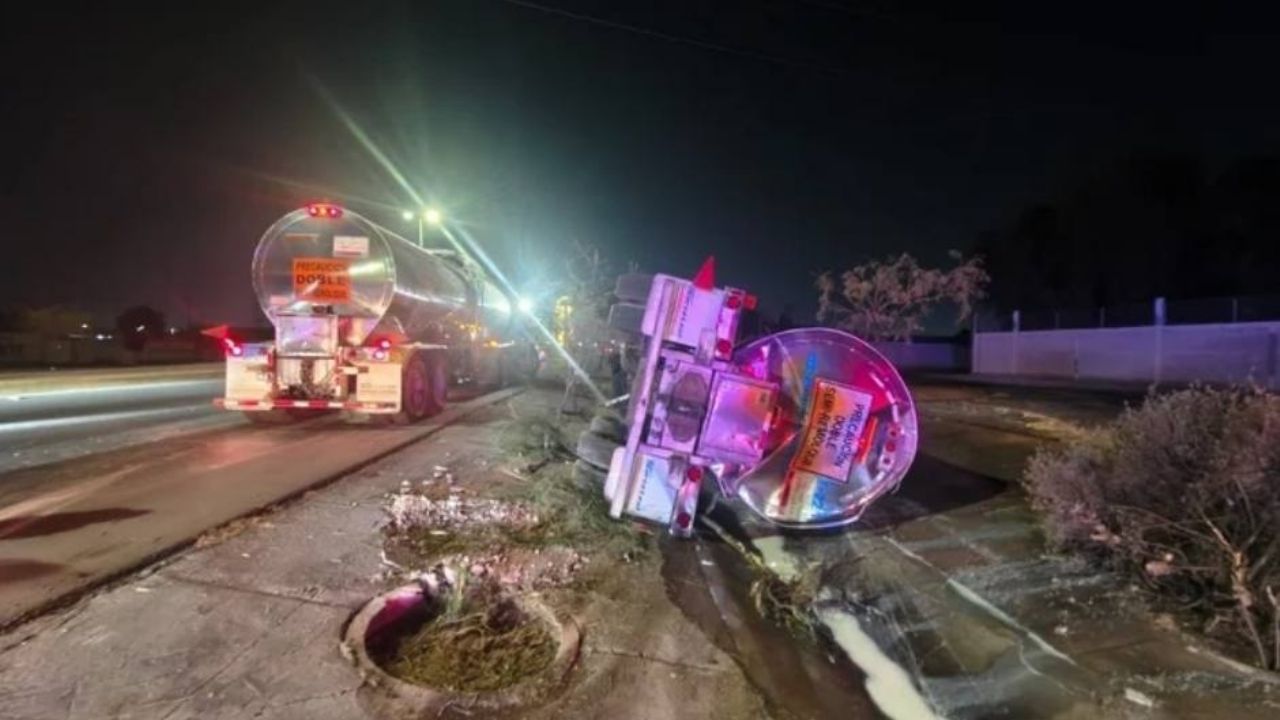Se desprende la pipa de un tráiler y termina volcada sobre el periférico de Torreón, Coahuila