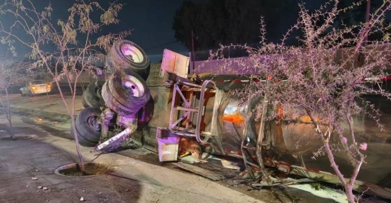 Se desprende pipa de una tráiler sobre el periférico Raúl López Sánchez, ubicado en Torreón.