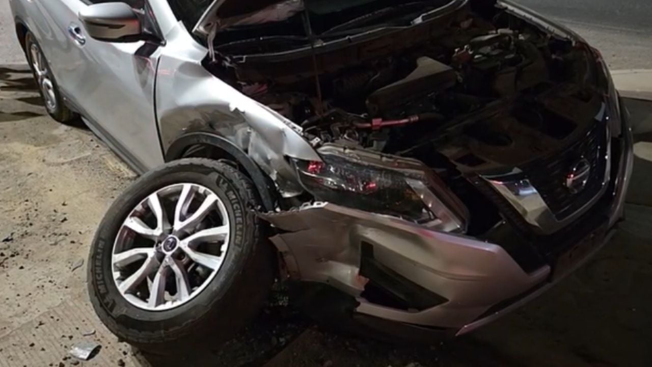 Aparatoso choque en Hermosillo: Vehículo queda destrozado tras chocar con camioneta por corte de paso