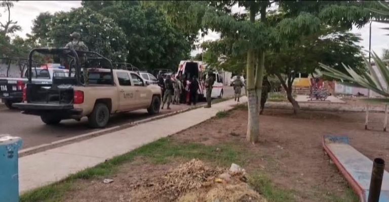 La persona rescatada fue llevada a un hospital cercano.