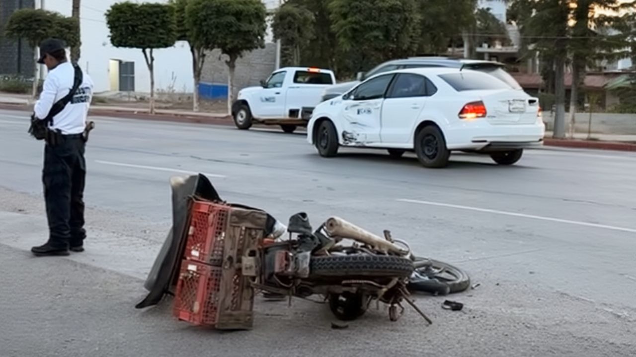 Choca motociclista contra auto de empresa al norte de Navojoa; tuvo que ser hospitalizado