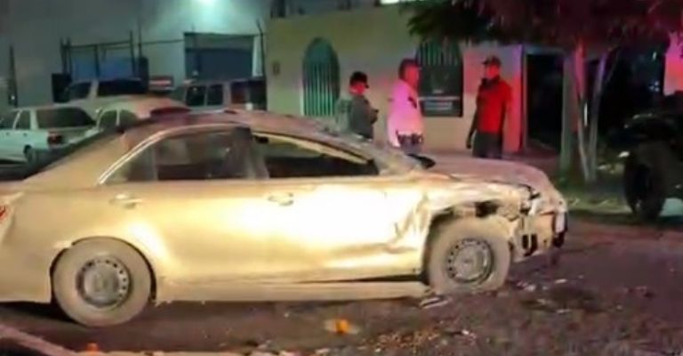 El vehículo sedán presentó cuantiosos daños materiales.