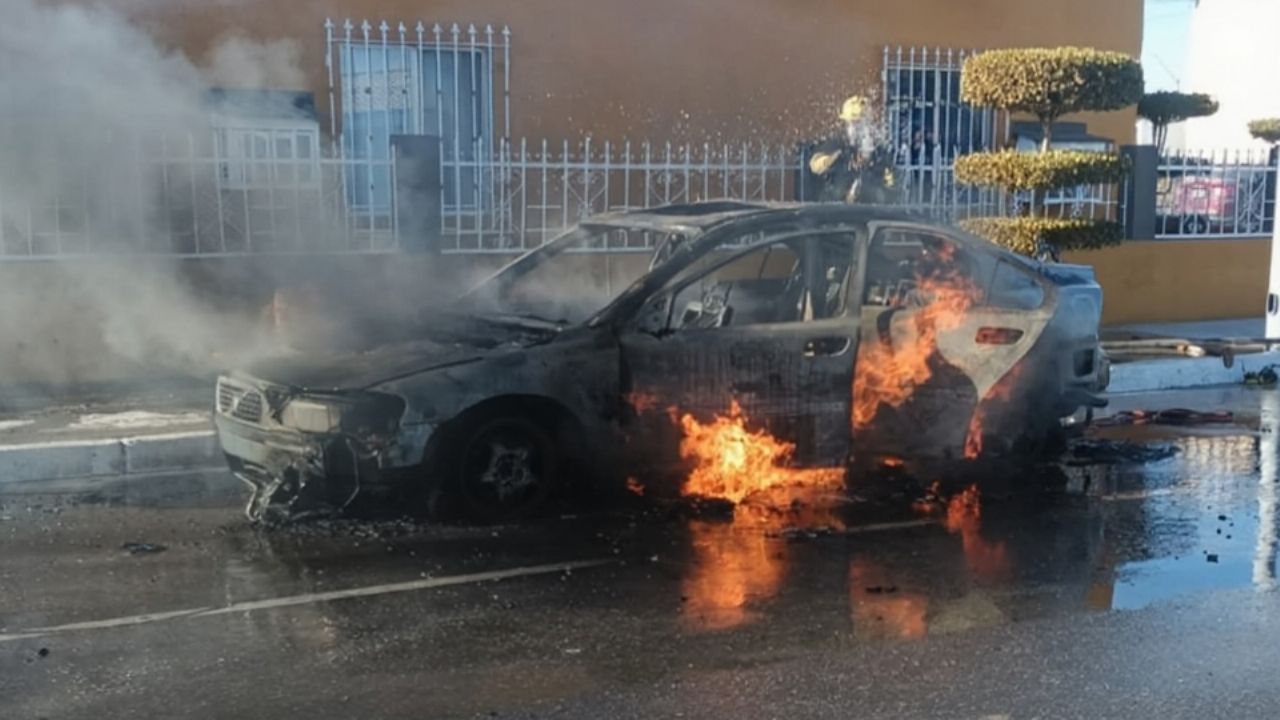 Automóvil termina completamente calcinado tras incendiarse en SLRC; el chofer logró salir
