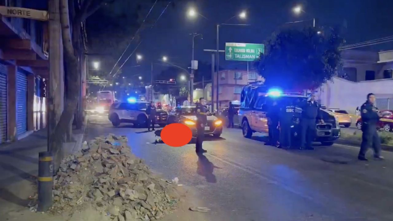 Le dieron dos balazos: En plena vía pública de la GAM, sujetos armados MATAN a motociclista