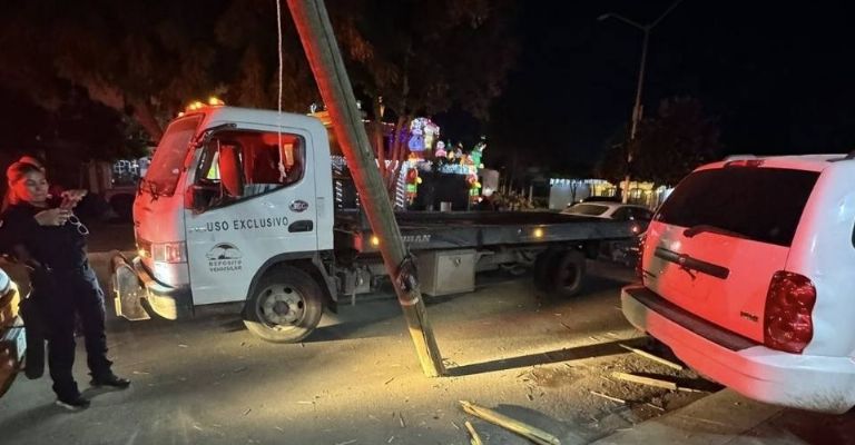 El vehículo en cuestión también se estrelló contra un poste de madera.
