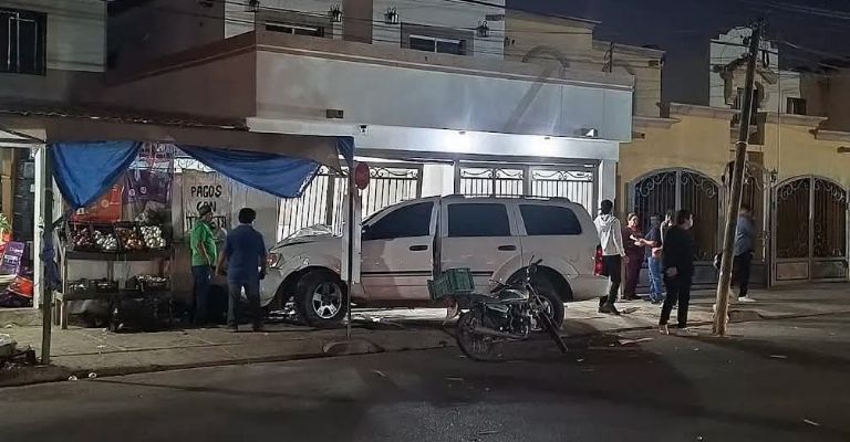La camioneta blanca terminó impactada contra la fachada de un domicilio particular.