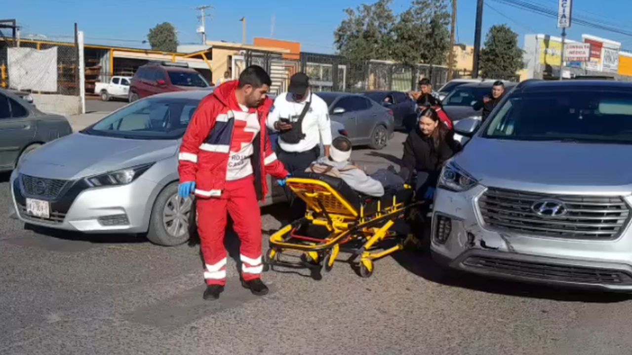 Todo por saltarse el alto: Motociclista termina con herida en la cabeza tras chocar en Hermosillo