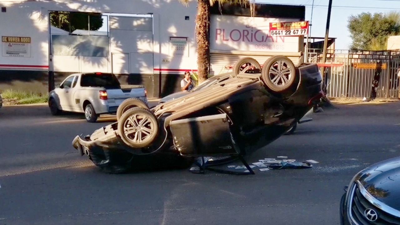 Vuelca mujer tras chocar contra dos autos estacionados en Ciudad Obregón; fue hospitalizada