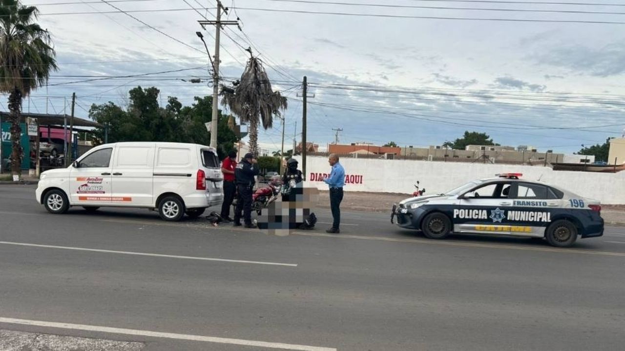 Motociclista resulta herida tras chocar contra vagoneta en Ciudad Obregón; fue hospitalizada