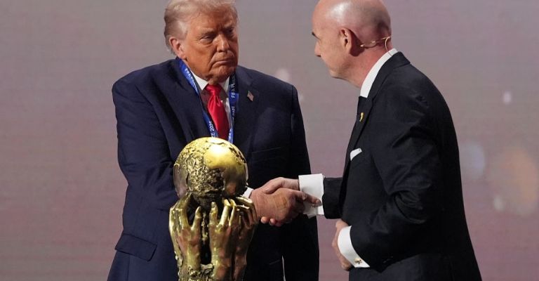 Trump es premiado por Infantino