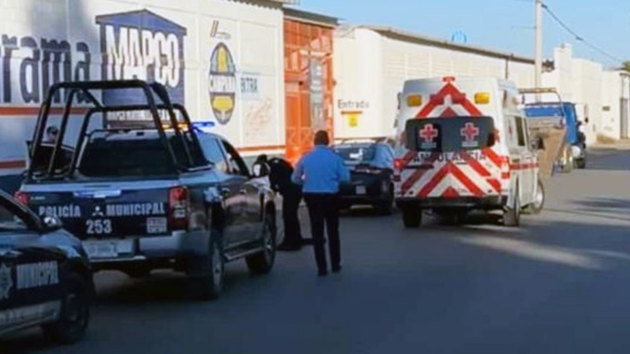 Accidente en Ciudad Obregón: Conductor chocó contra espectacular y dejó su auto abandonado