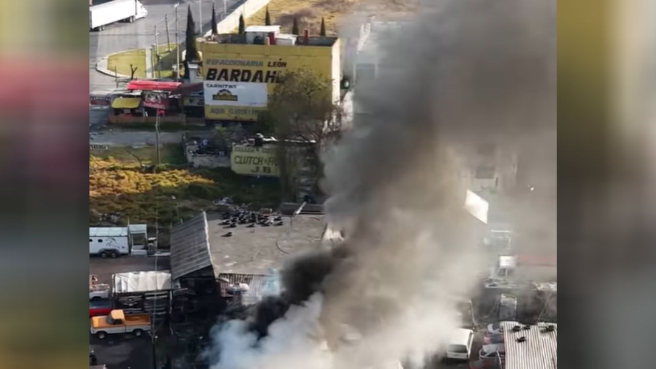Edomex: Voraz incendio en llantera de Xonacatlán moviliza a cuerpos de emergencia en la Toluca–Naucalpan