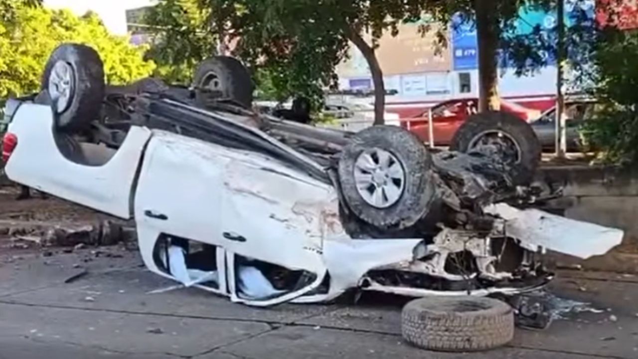 Comandante sufre ataque en Las Quintas, Culiacán; al huir de sicarios pierde el control y se vuelca