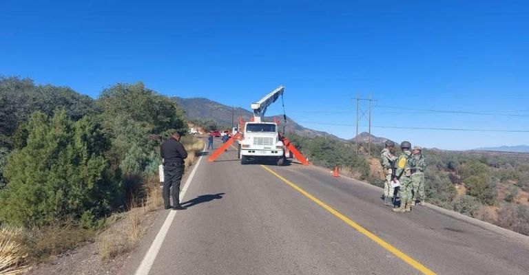 Con el uso de maquinaria pesada fue posible retirar la unidad siniestrada.