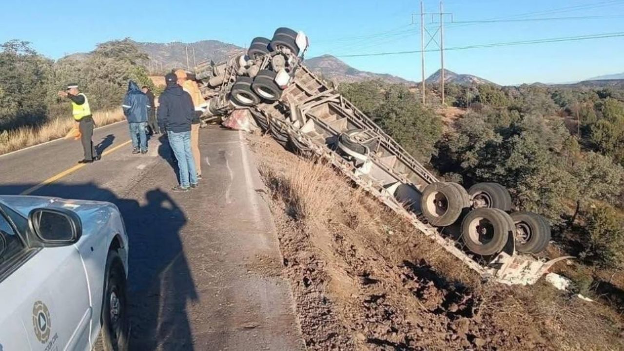 Tráiler cargado con cobre sufre volcadura y termina fuera del camino en una carretera de Sonora