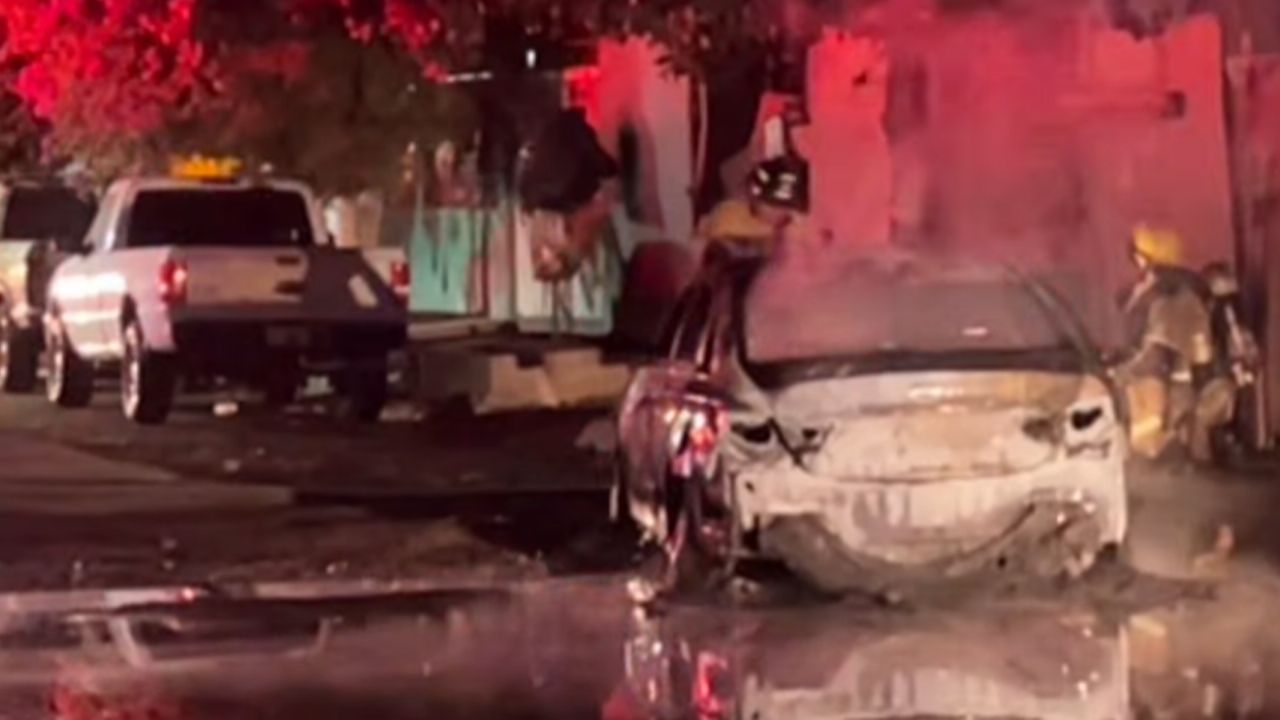 Vehículo arde por completo en la colonia Libertad; llamas devoran la unidad en minutos en Ciudad Obregón