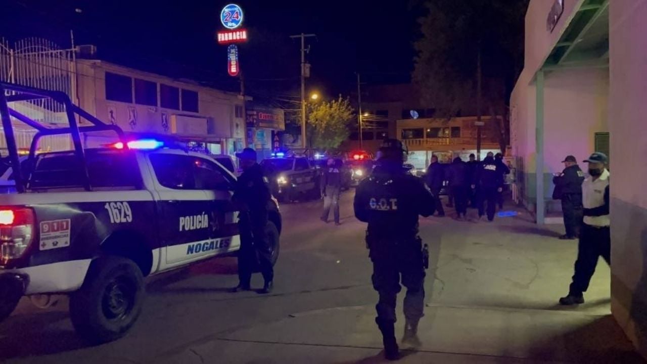 Lo sorprenden en plena calle: Agarran a golpes a sujeto mientras caminaba en Nogales, Sonora