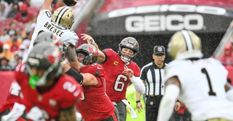 Mayfiel sufrió ante la defensa de los Saints