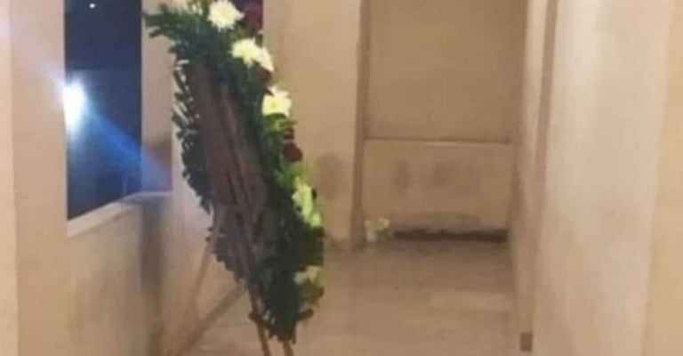 Manda corona fúnebre a su pareja para amenazarla de muerte