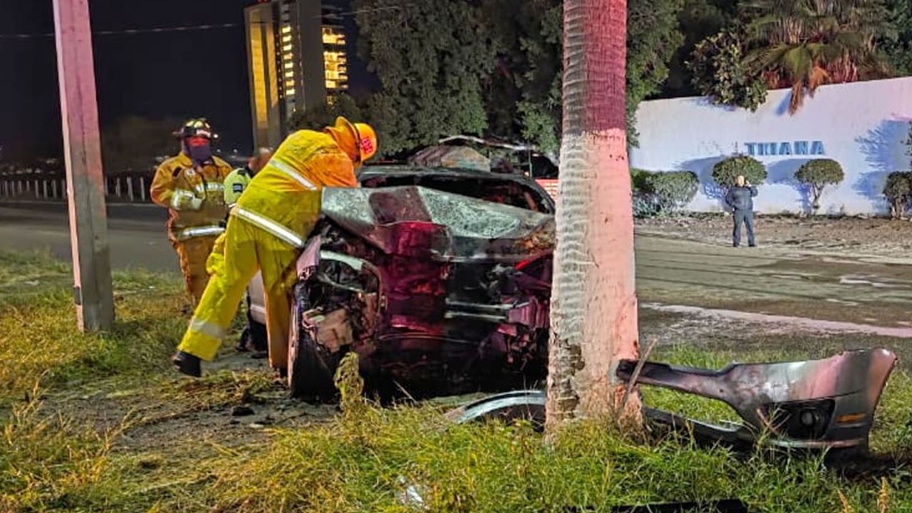 VIDEO: Pareja estrella su vehículo contra una palmera en el bulevar Tetakawi de San Carlos