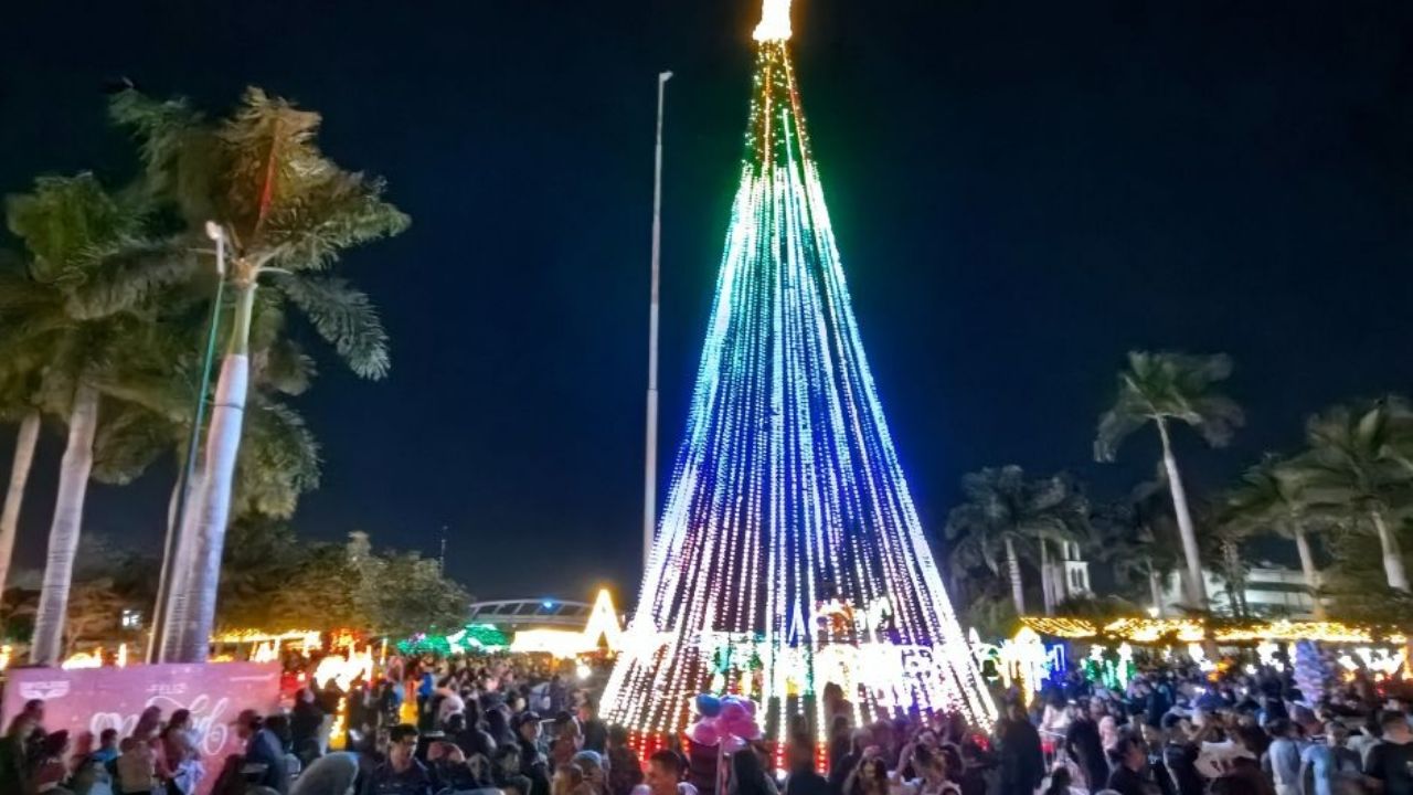 Ciudad Obregón se ilumina con encendido del árbol y un espectáculo navideño con más de 200 mil luces
