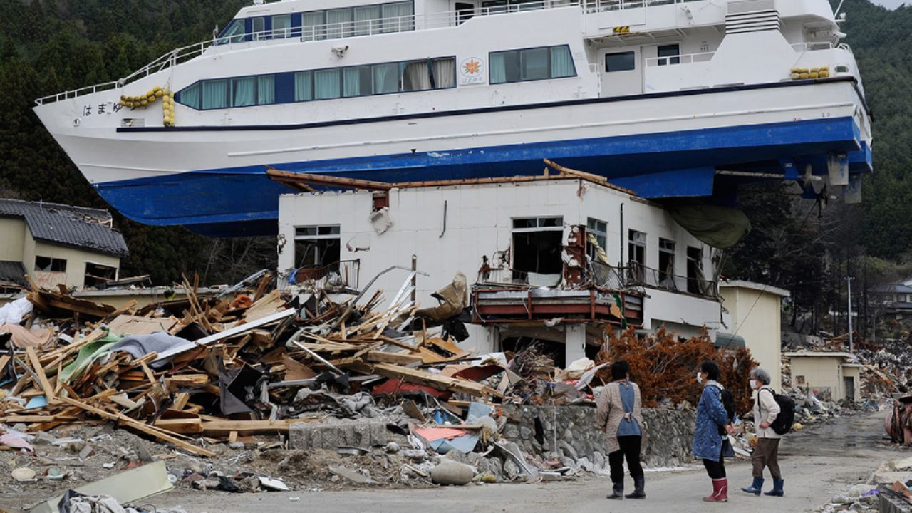 Un terremoto de 7.6 golpea Japón y desata alerta de tsunami que mantiene al país en tensión