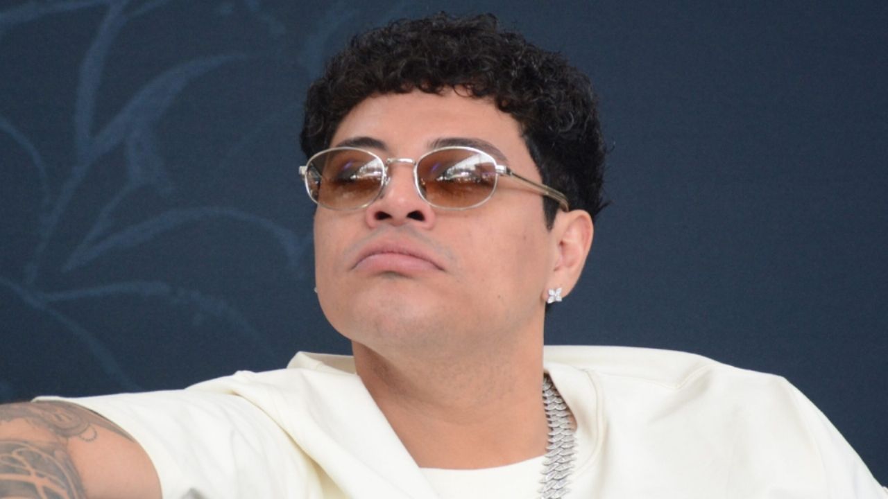 VIDEO: Eduin Caz deja en shock a millones al romper pantalla en pleno concierto en Colombia por esto