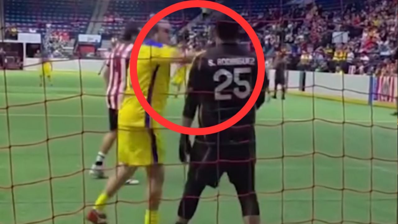 VIDEO: Cuauhtémoc Blanco EXPLOTA y GOLPEA a Sergio Rodríguez en el Clásico de Leyendas en Texas