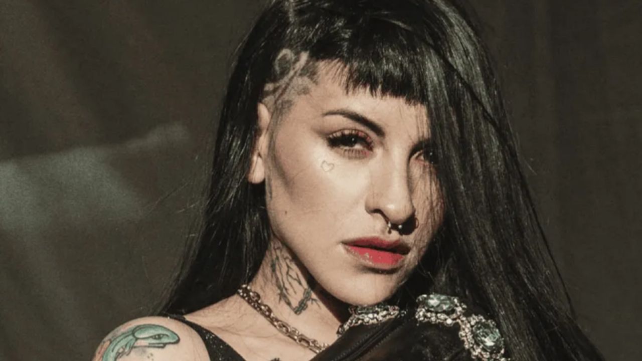 Cazzu relata espeluznante experiencia en hotel de México y usuarios comentan “las brujerías de Ángela”