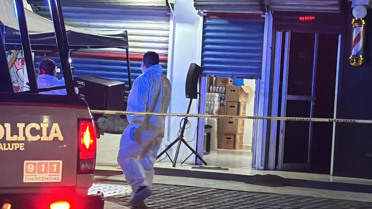 Noche violenta en Nuevo León: Sicarios irrumpen en depósito de cerveza y matan a un hombre