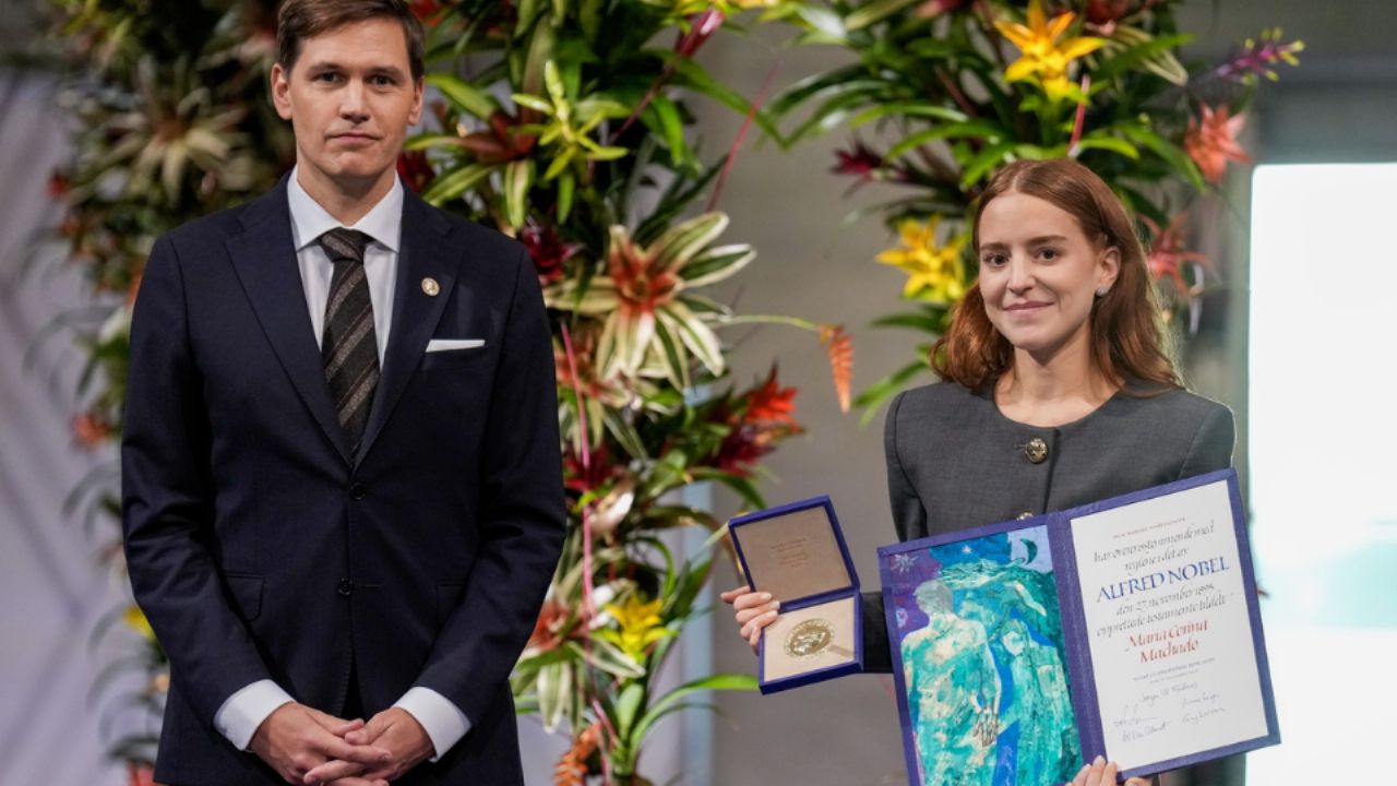 Hija de María Corina Machado recibe el Nobel de la Paz 2025, en representación de su madre