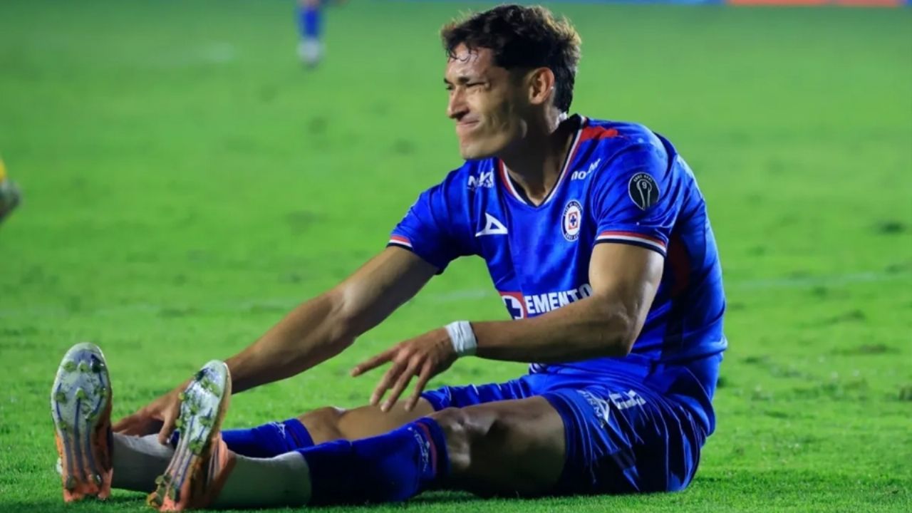 ‘Chiquete’ Orozco visita el quirófano tras su lesión; será baja para el Cruz Azul por varios meses