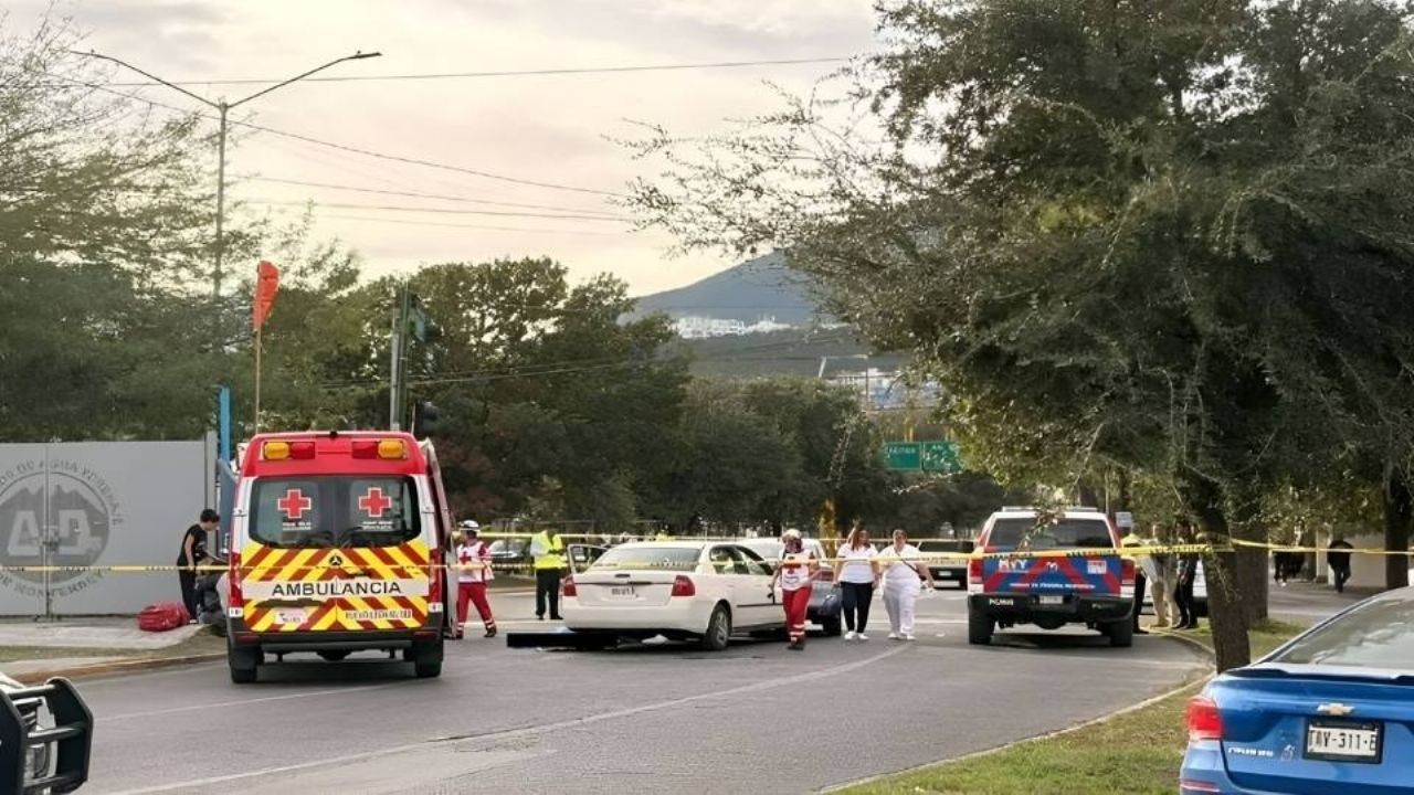Muere adulto mayor en condiciones extrañas cuando viajaba a bordo de su carro en Monterrey