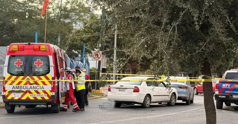 Muere adulto mayor por presunto infarto cuando transitaba a bordo de su automóvil en Monterrey, Nuevo León.