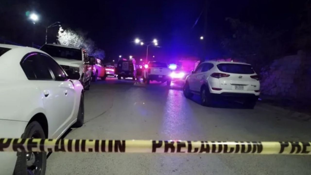 En plena vía pública de García, sicarios atacan a dos hombres; una de las víctimas murió