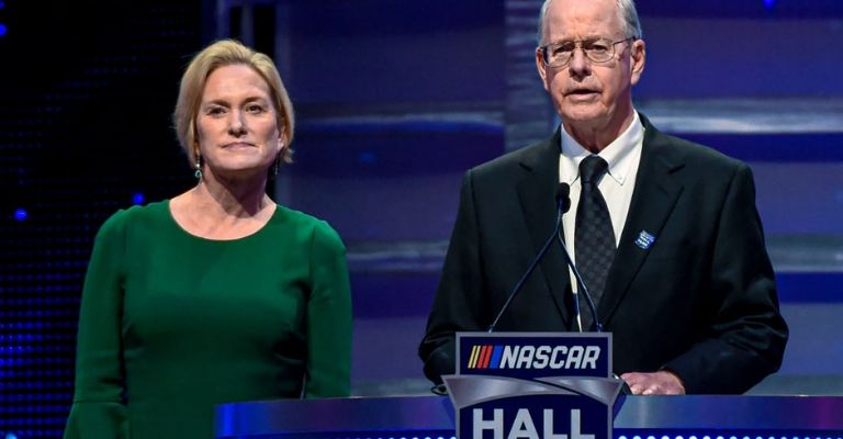 Jim France tuvo que ceder ante la demanda