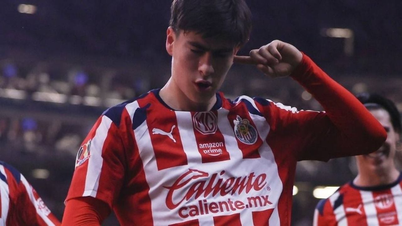 Con cláusulas millonarias, Chivas blinda a ‘La Hormiga’ González ante el interés de otros clubes