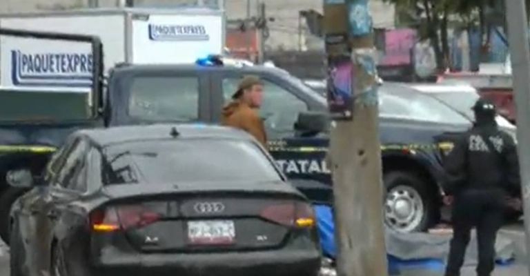 Motociclista muere en un accidente de tránsito registrado en Ecatepec, Estado de México.