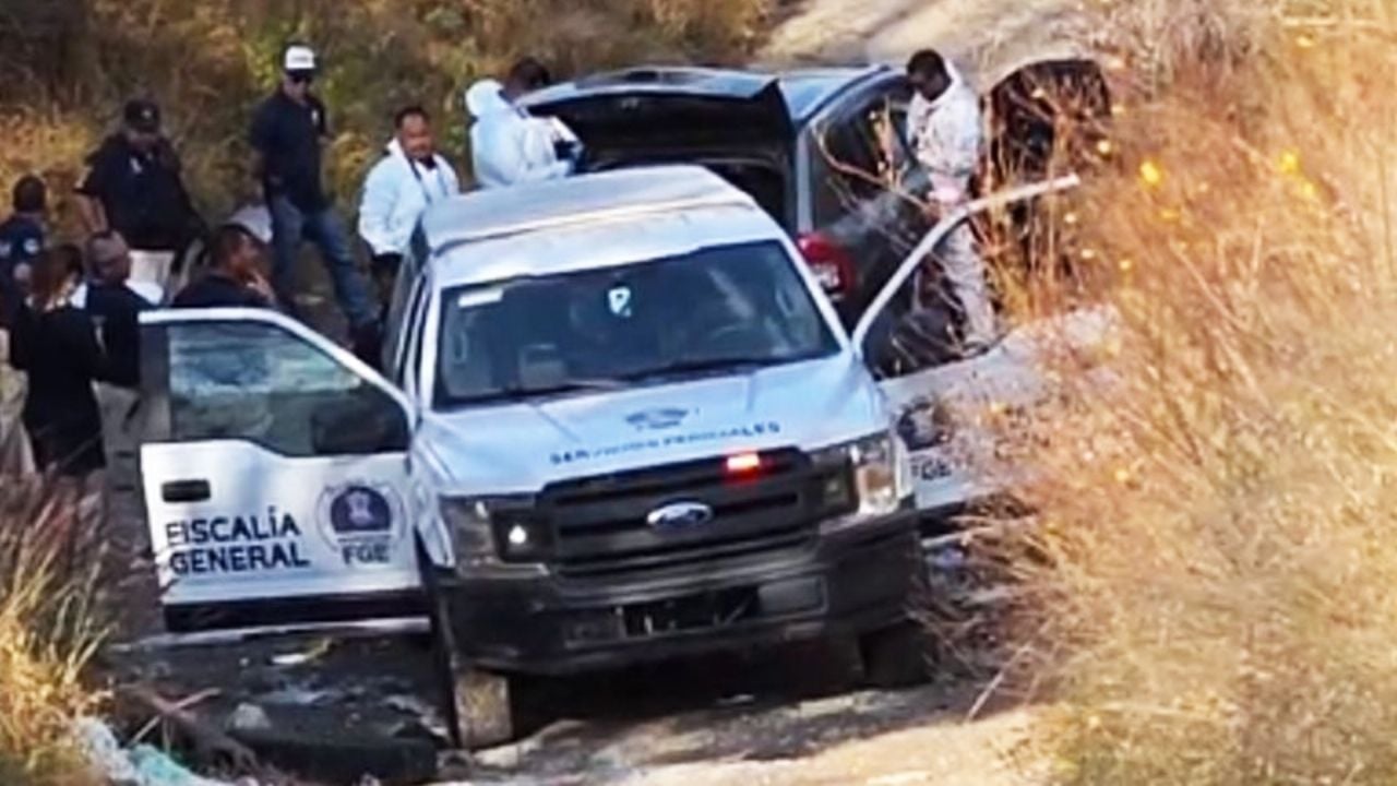 Tenían el tiro de gracia: Hallan tres cuerpos dentro de camioneta abandonada en Michoacán