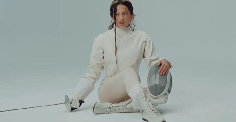 La cantante lanza el vídeo oficial de una de las canciones más populares de su nuevo álbum